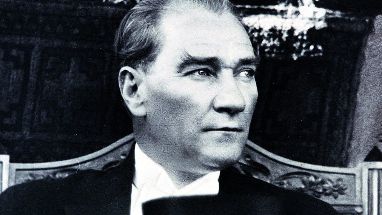 Mustafa Kemal Atatürk hayatını kaybetti