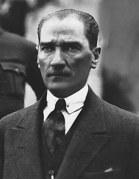 Mustafa Kemal Atatürk hayatını kaybetti