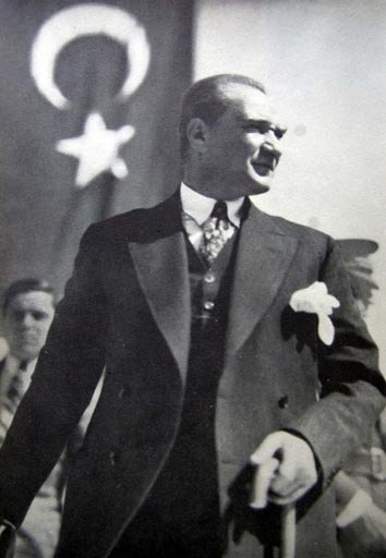 Mustafa Kemal Atatürk hayatını kaybetti