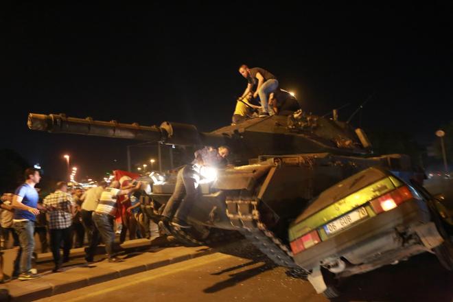 Darbe Yapıldı Yurtta Sulh Konseyi Sıkıyönetim