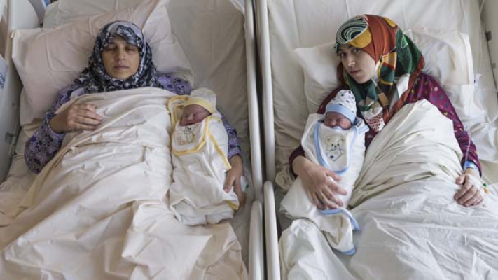 Anne Kız Aynı Anda Doğum Yaptı