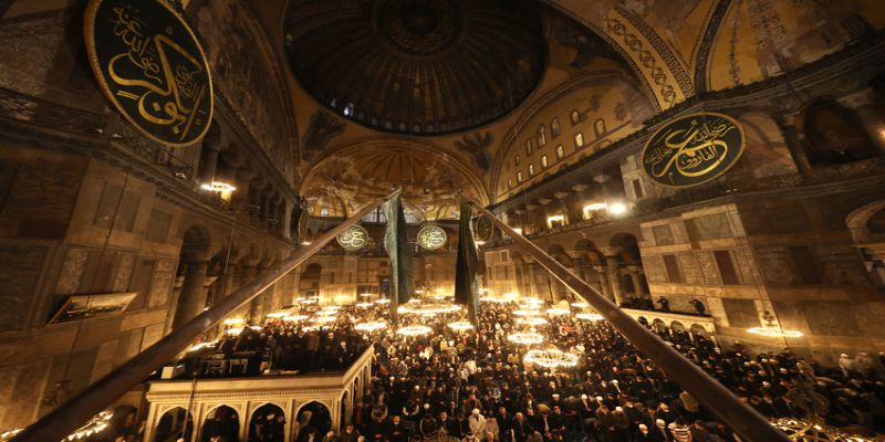 Ayasofya'da yıllar sonra teravih namazı kılındı